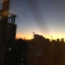 部屋の窓から身体をねじって撮影した横浜の夜明け
