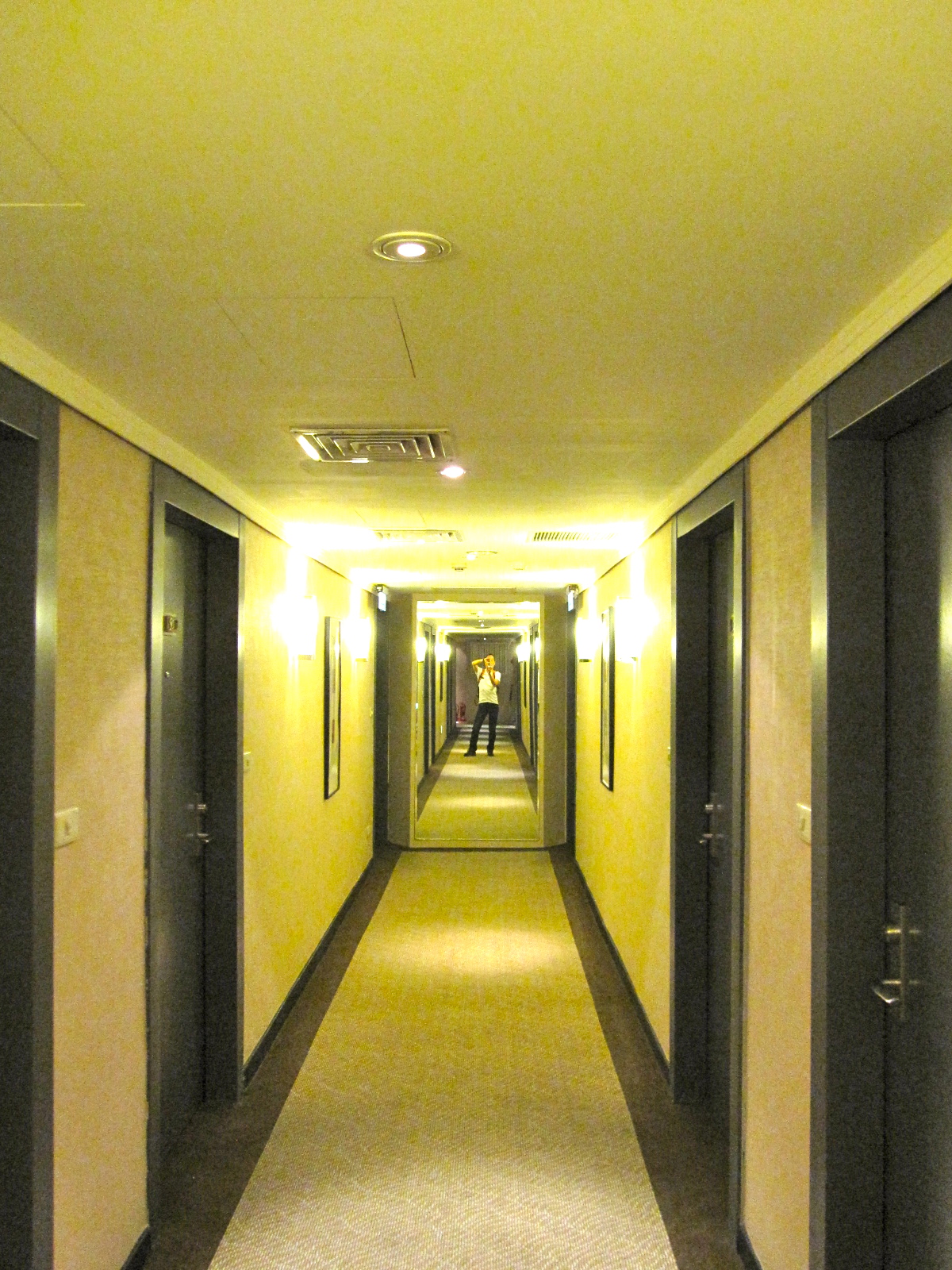 台湾のホテル廊下にて自分を映す　パスワードの世界のイメージ
