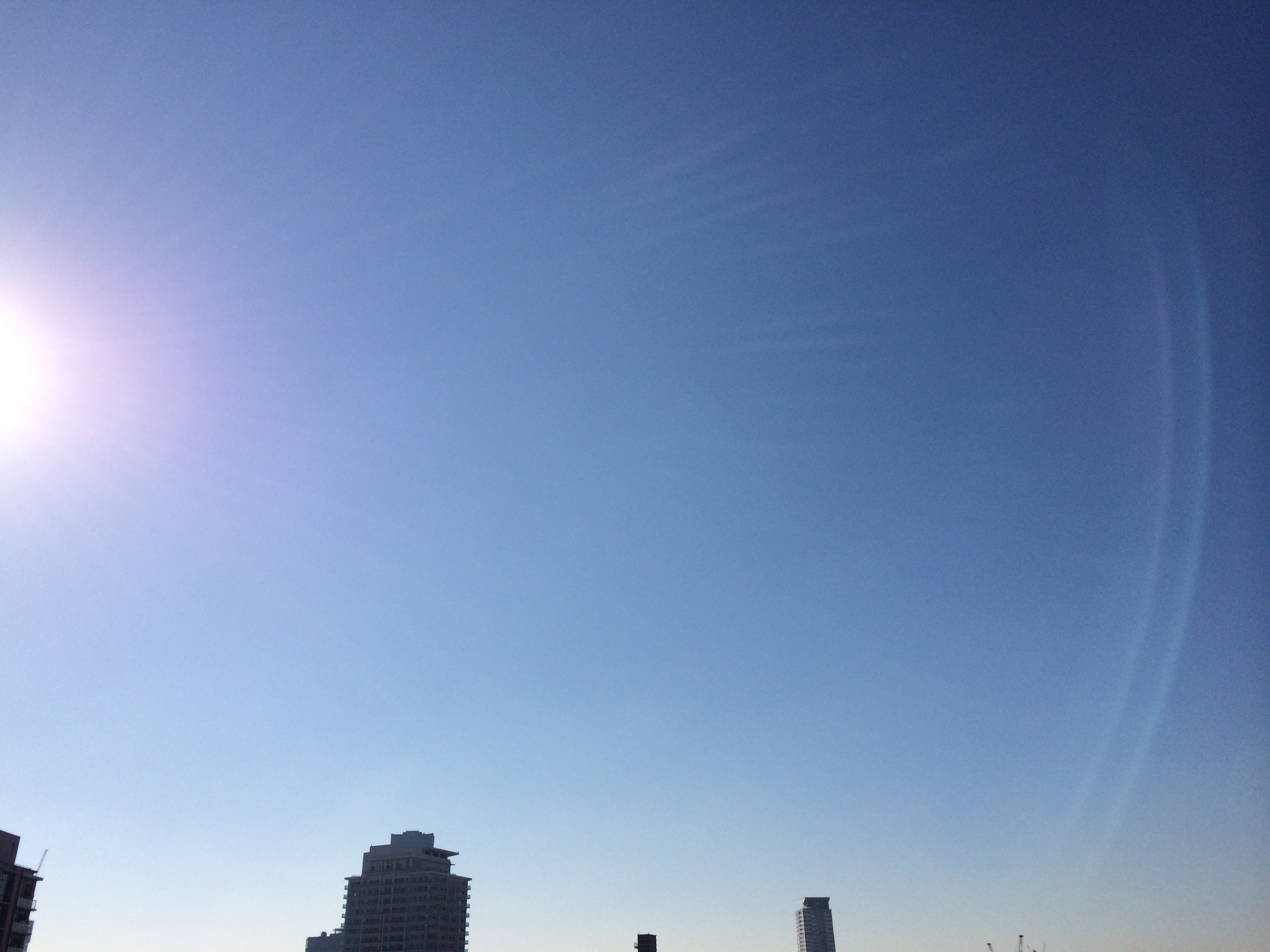 今朝のJW大阪オフィスから見る空。ぼくと一緒にこの空を見ましょう！