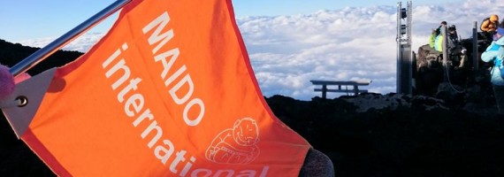 富士山頂にはためくMAIDO旗