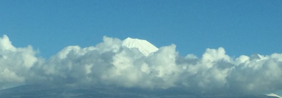 富士山が雲のかけ布団をすっぽり